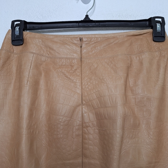Louis Feraud Camel Quiet Luxury Lamb Leather Back Zip Pencil Skirt Size 4 - Picture 6 of 12